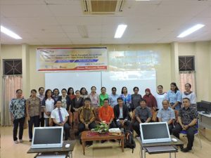 Foto bersama Pimpinan Fakultas, Jurusan Matematika, Narasumber dan para peserta perempuan