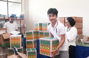 Mahasiswan Universitas Patimura, Terdampak Bencana Sumatera Terima Bantuan