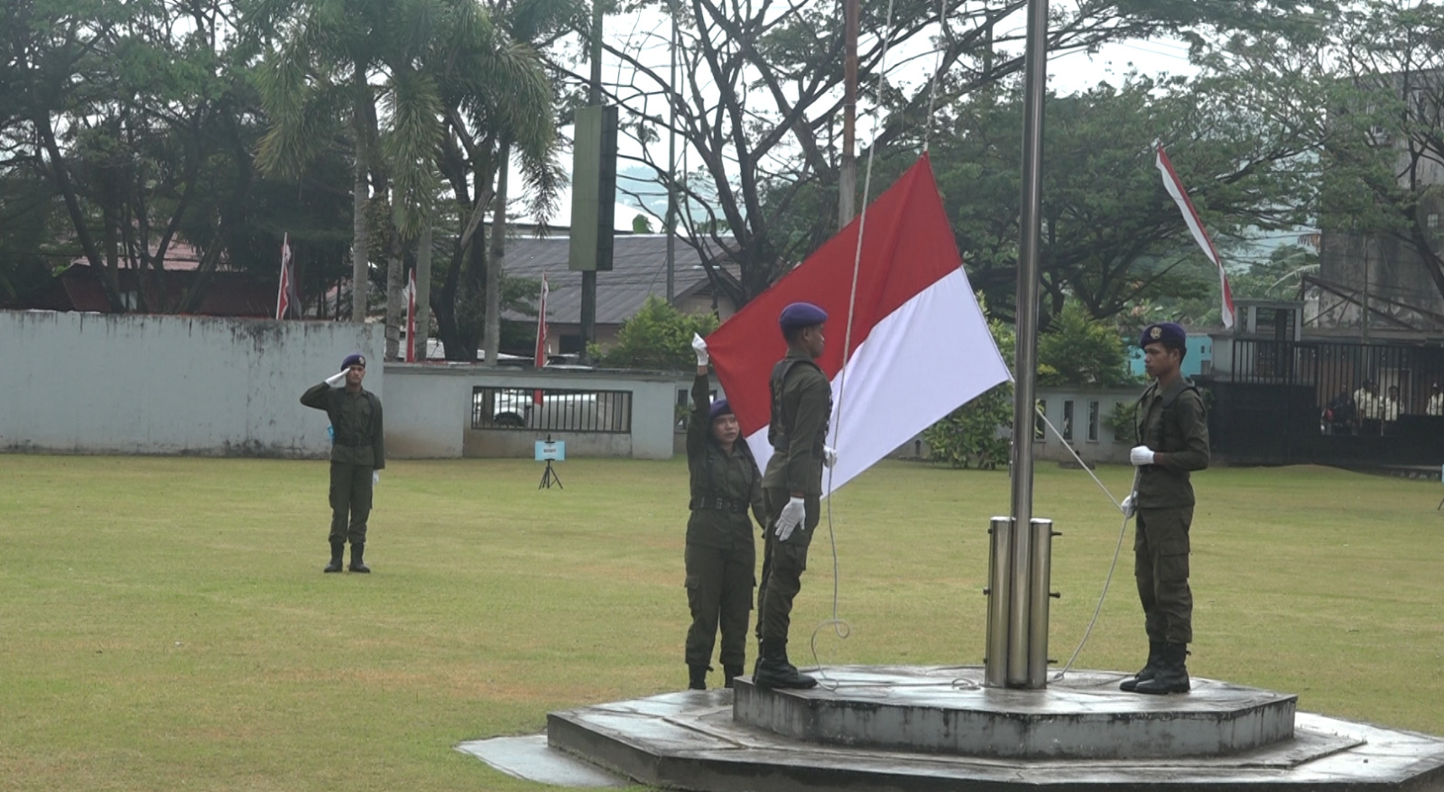 Unpatti Gelar Upacara HUT Ke-81 RI: Rektor Fredy Leiwakabessy Bacakan Sambutan Mendikti Saintek RI dan Serahkan Satyalancana