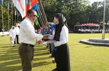 Bebas Kekerasan dan Edukatif, Pesan Rektor Unpatti Saat Tutup PKKMB 2026